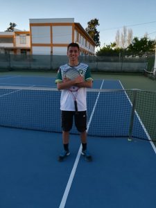 Read more about the article Tiago Oliveira é Campeão Regional em Singulares e Pares.